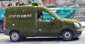Το delivery van της Innocent με γρασίδι